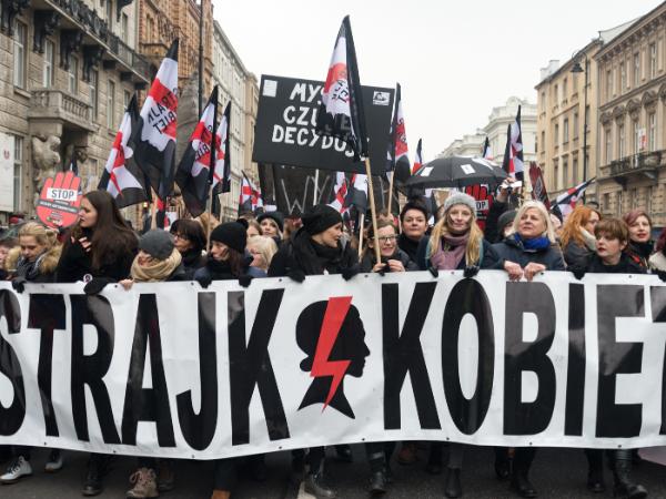 Ten zryw to przede wszystkim zasługa osób z małych i średnich miejscowości, które często wychodziły na ulice po raz pierwszy w życiu –  wspomina w 10. rocznicę Strajk Kobiet Marta Lempart, liderka OSK.