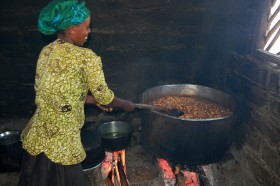 Posiłek dla kenijskich uczniów.