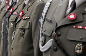 Kotyliony stają się modne. Pierwszy namawiał do ich przypinania prezydent Bronisław Komorowski. Wzorcowy to biała, węższa wstążka wkomponowana w szerszą czerwoną. Nie wszyscy politycy o tym wiedzieli i nosili odwrotnie.