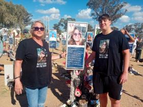 Michal Bitton z synem Gabrielem przy zdjęciach Mai i jej narzeczonego Elirana