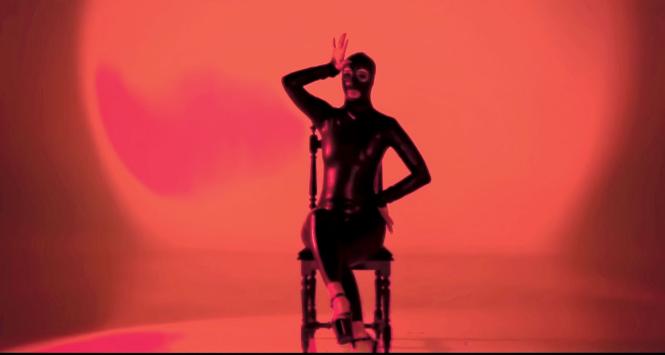 SexMasterka ma włosy w kolorach tęczy, wielkie oczy o różnobarwnych tęczówkach, nosi kostiumy z sex shopu, głos ma zalotny, a makijaż – wyzywający.