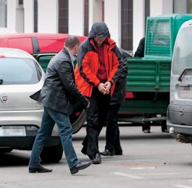 Doprowadzenie do prokuratury Mariusza W., byłego komendanta komisariatu z Białołęki.