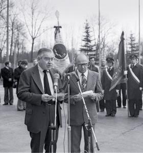 Ambasador USA William Schaufele (z lewej), 1980 r. Na poufnym spotkaniu wiceminister spraw zagranicznych Marian Dobrosielski usiłował wciągnąć Amerykanów w rozmowy z Międzyzakładowym Komitetem Strajkowym.