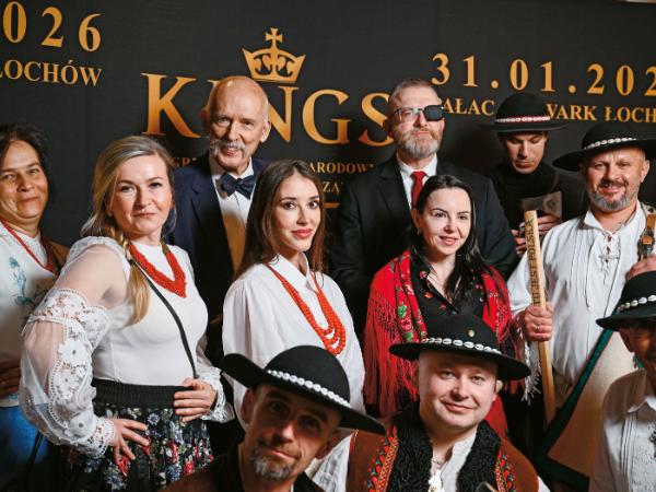 Gospodarz i goście kongresu. Grzegorz Braun,
Janusz Korwin-Mikke i ich góralscy sympatycy