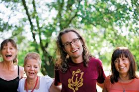 Piotr Bielski prowadzi zajęcia z jogi śmiechu na warszawskich Polach Mokotowskich.