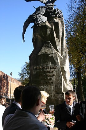 Sobotni toast młodej pary pod pomnikiem 100-lecia zwycięstwa nad Napoleonem.