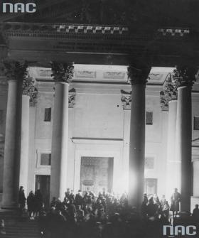 Najważniejszy moment świąt Bożego Narodzenia – przed północą 24 grudnia wierni wchodzą na pasterkę. Tu do kościoła pw. św. Aleksandra przy placu Trzech Krzyży. Warszawa na początku XX wieku.