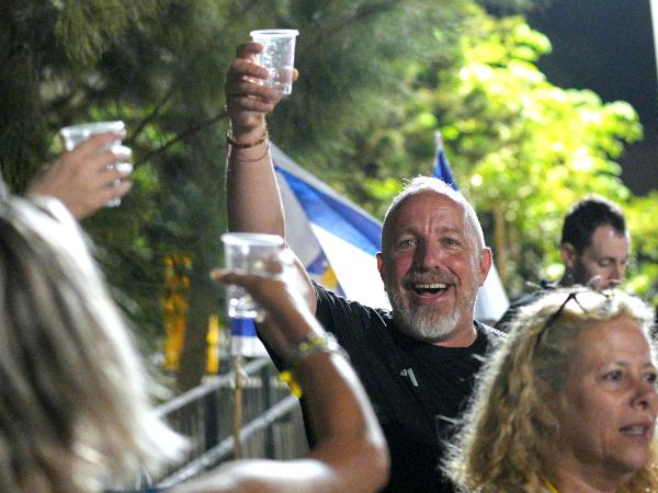 Izrael i Hamas zatwierdziły pierwszy etap planu pokojowego.