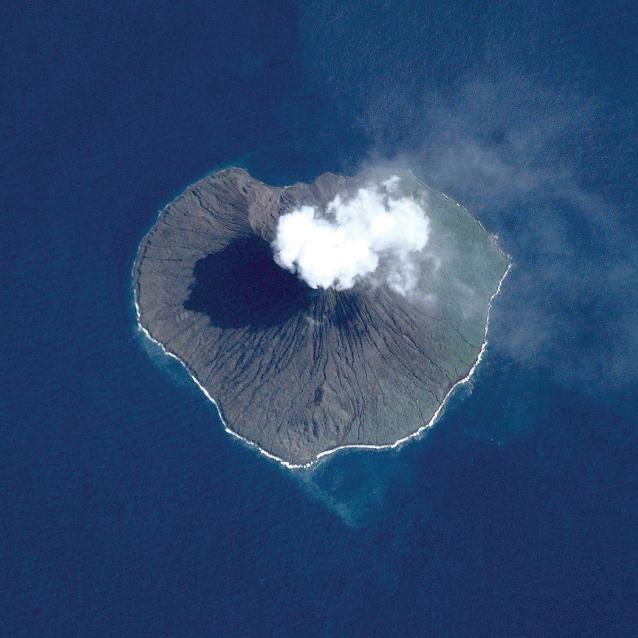 Wykonane przez astronautę zdjęcie wulkanu Tinakula na Wyspach Solomona