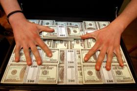 Proceder wyłudzania pieniędzy w zamian za zeznania to nie jest oryginalny patent Taty, Józka i Czikena.