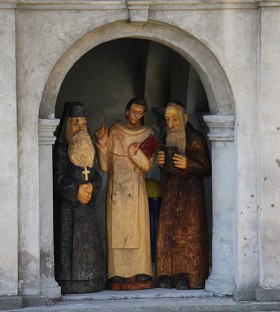 Włodawa - figury popa, księdza katolickiego i rabina w podcieniu Wielkiej Synagogi