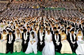 Jedna z wielu masowych ceremonii ślubnych Kościoła Zjednoczenia. Tu 4600 par na stadionie w Cheonan w Korei Południowej.