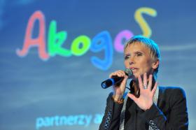 Ewa Błaszczyk to znana aktorka i założycielka fundacji, która zainicjowała budowę pierwszej w Polsce placówki zajmującej się wybudzeniami dzieci ze śpiączek.