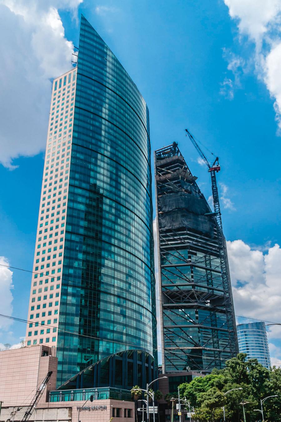 Aleja Paseo de la Reforma w Mexico City. To tutaj ­buduje się ­najwyższe budynki w Meksyku.