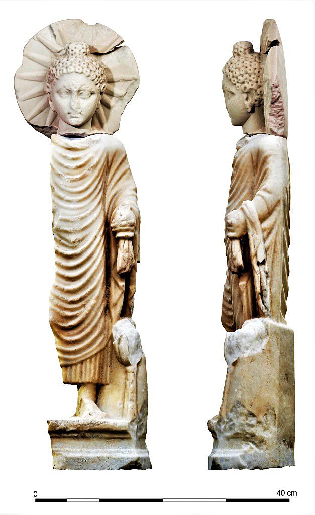 Kamienny posąg Buddy ma ok. 70 cm wysokości.