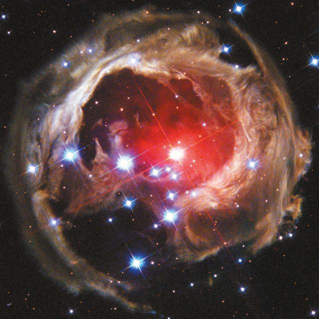 Zdjęcie wykonane przez Kosmiczny Teleskop Hubble'a ukazuje postęp echa świetlnego – kłębiący się pył międzygwiezdny jest oświetlony przez impuls światła wyemitowanego przez czerwonego nadolbrzyma.