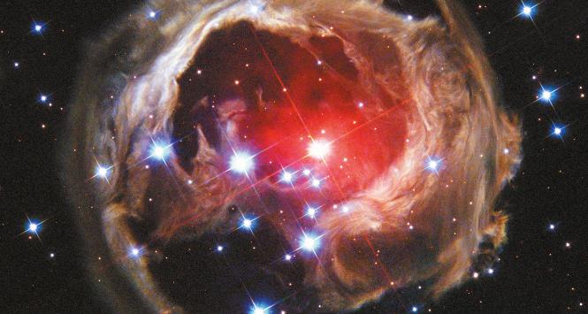 Zdjęcie wykonane przez Kosmiczny Teleskop Hubble'a ukazuje postęp echa świetlnego – kłębiący się pył międzygwiezdny jest oświetlony przez impuls światła wyemitowanego przez czerwonego nadolbrzyma.