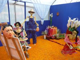 Na jednym z meksykańskich ołtarzy widać postacie dwójki słynnych malarzy: Diego Riverę oraz Fridę Kahlo.