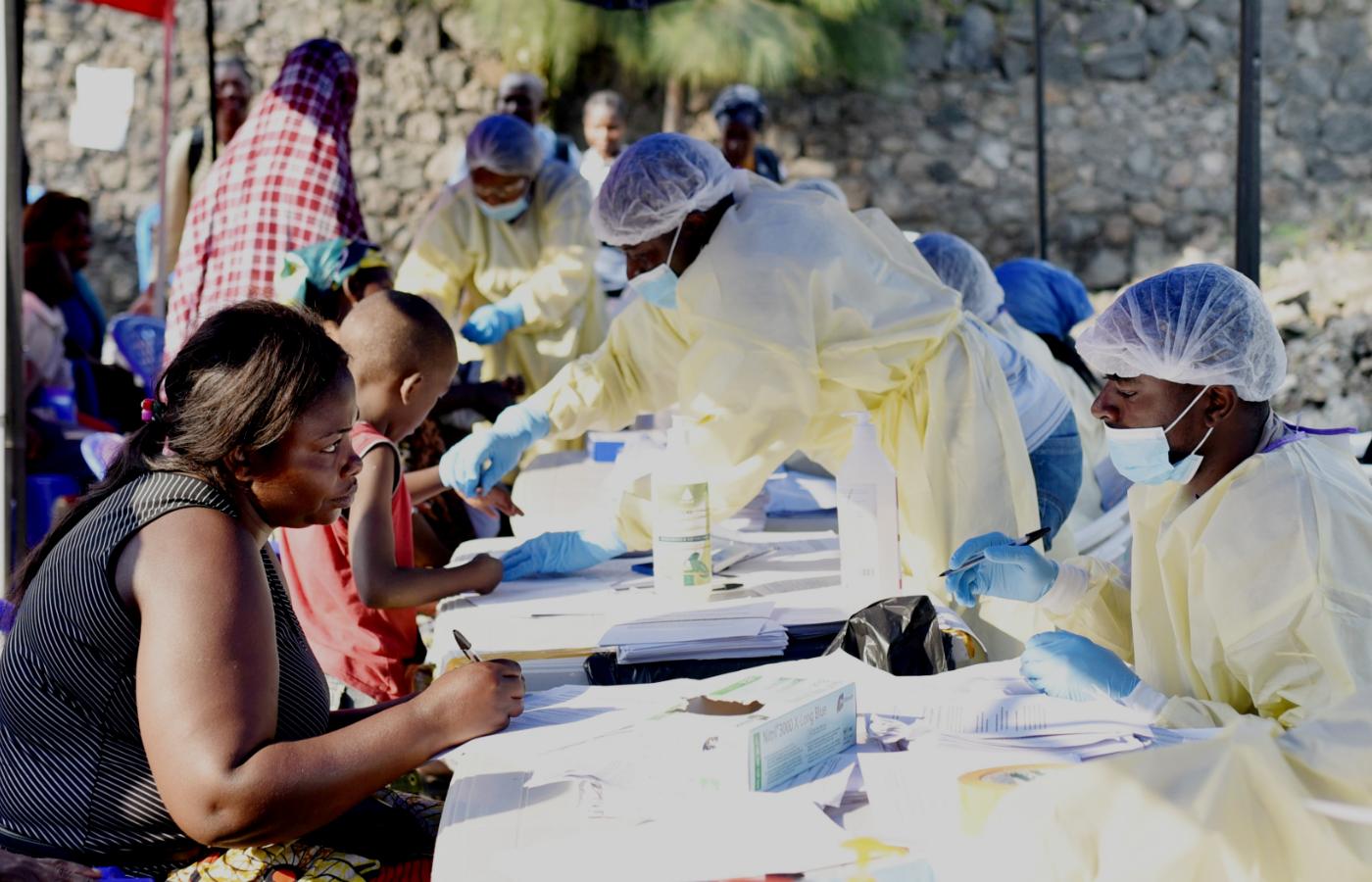 Pracownicy kongijskiej służby zdrowia przeprowadzają wywiady z chorymi, zanim zostanie im zaaplikowana szczepionka na ebolę. Do narzędzi walki z epidemią właśnie dołączyły dwa leki.