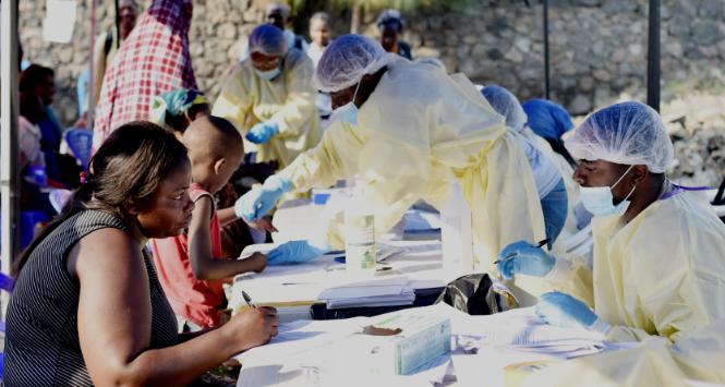 Pracownicy kongijskiej służby zdrowia przeprowadzają wywiady z chorymi, zanim zostanie im zaaplikowana szczepionka na ebolę. Do narzędzi walki z epidemią właśnie dołączyły dwa leki.