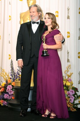 Natalie Portman w objęciach Jeffa Bridgesa i jej statuetka. Portman jest też autorką najdłużych (aż 3 minutowych) podziękowań za Oskara.