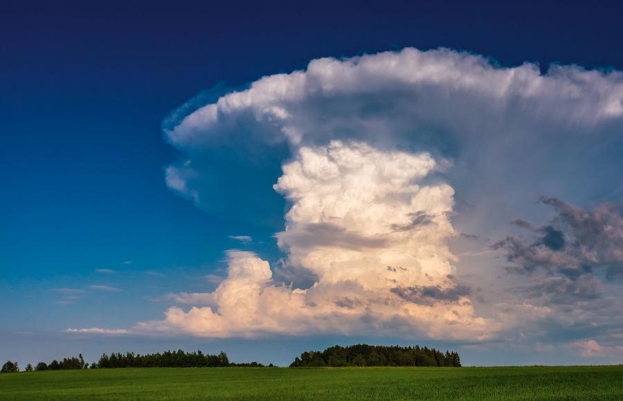 Chmura burzowa cumulonimbus – samoloty omijają ją z daleka.