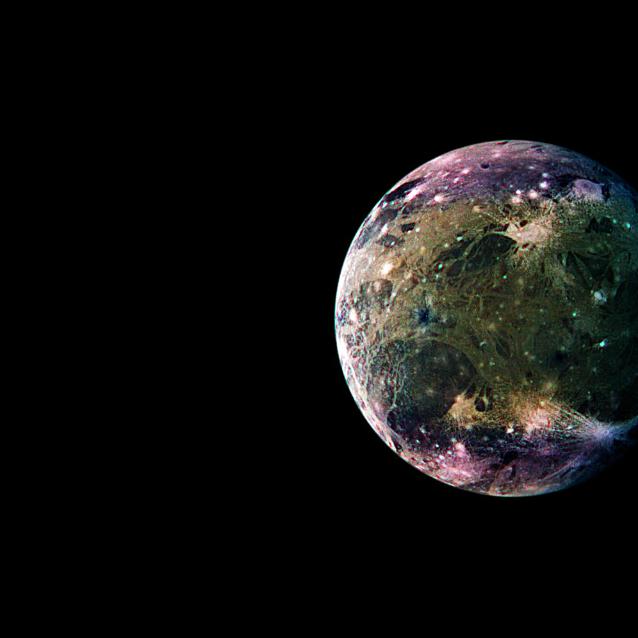 Zdjęcie Ganimedesa wykonane przez sondę Galileo w 1998 r. Jaśniejsze obszary podbiegunowe to miejsca z dużą ilością lodu na powierzchni.