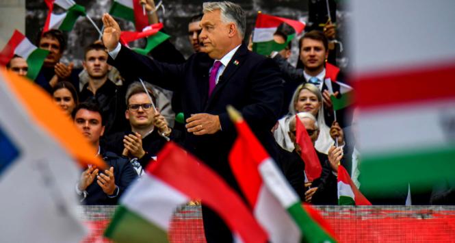 Viktor Orbán macha do swoich zwolenników na koniec Marszu Pokoju upamiętniającego wydarzenia z 1956 r., 23 października 2025 r.