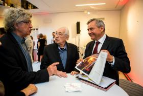 Od prawej: redaktor naczelny POLITYKI Jerzy Baczyński, Andrzej Wajda oraz Feliks Falk.