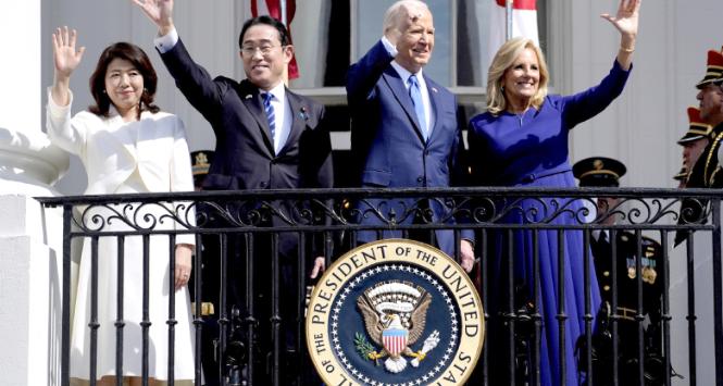 Premier Japonii Fumio Kishida z żoną Yuko z prezydentem USA Joe Bidenem i jego żoną Jill w Białym Domu, 10 kwietnia 2024 r.