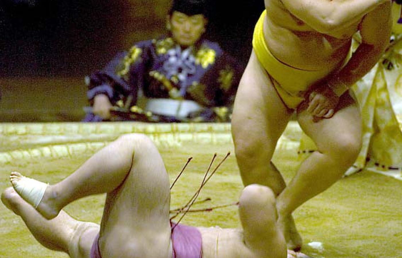 Październik 2005 roku. Mistrz Asashoryu (stoi) wygrywa zawody Grand Sumo Las Vegas. © LARRY BURTON / GAMMA / HACHETTE PHOTOS PRESSE, BE&W