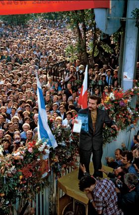 Lech Wałęsa na bramie Stoczni im. Lenina po podpisaniu porozumienia, 1980 r.