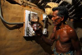 W Indiach z dobrodziejstwa dostępu do energii elektrycznej korzystają głównie mężczyźni.