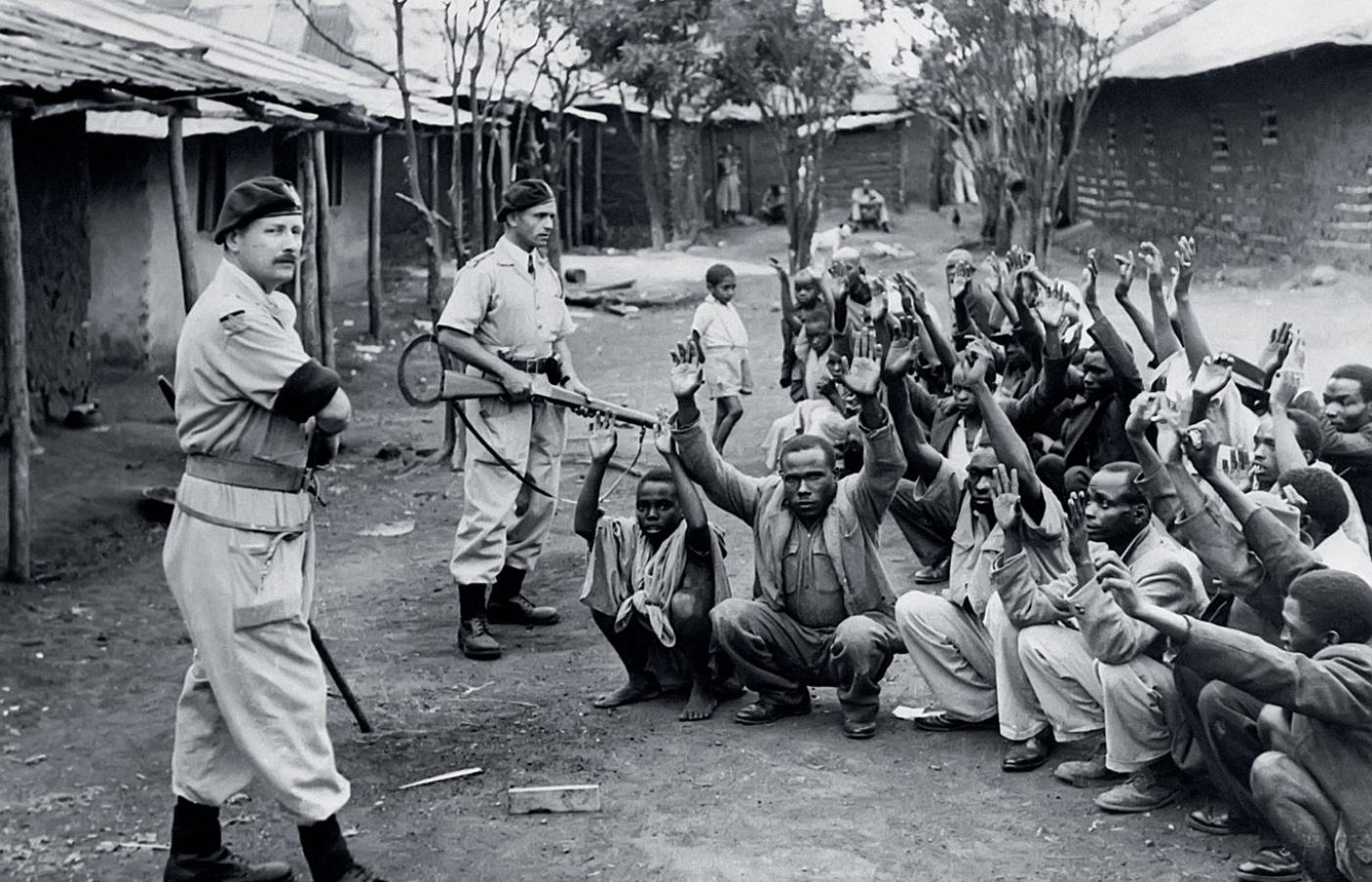 Brytyjscy żołnierze pilnujący pojmanych bojowników ruchu Mau-Mau w Kenii, 1953 r.