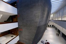 Foyer otacza dookoła, na trzech poziomach, główną salę koncertową, której bryłę wyraźnie podkreślono.