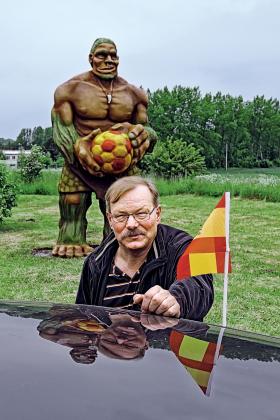 Twórca sukcesu wsi, wójt Zbigniew Walczak, na tle figury Stolema, legendarnego kaszubskiego olbrzyma.