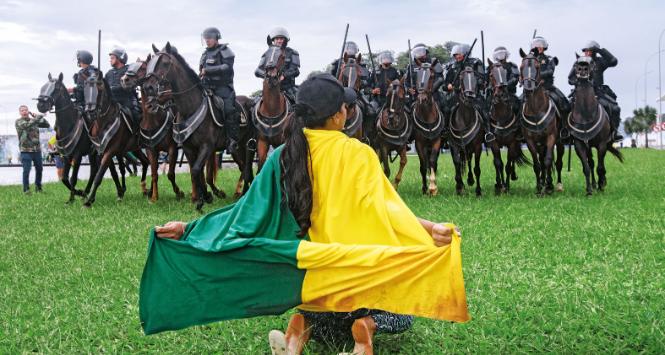 Policja powstrzymuje „lud boży”, Brasilia.