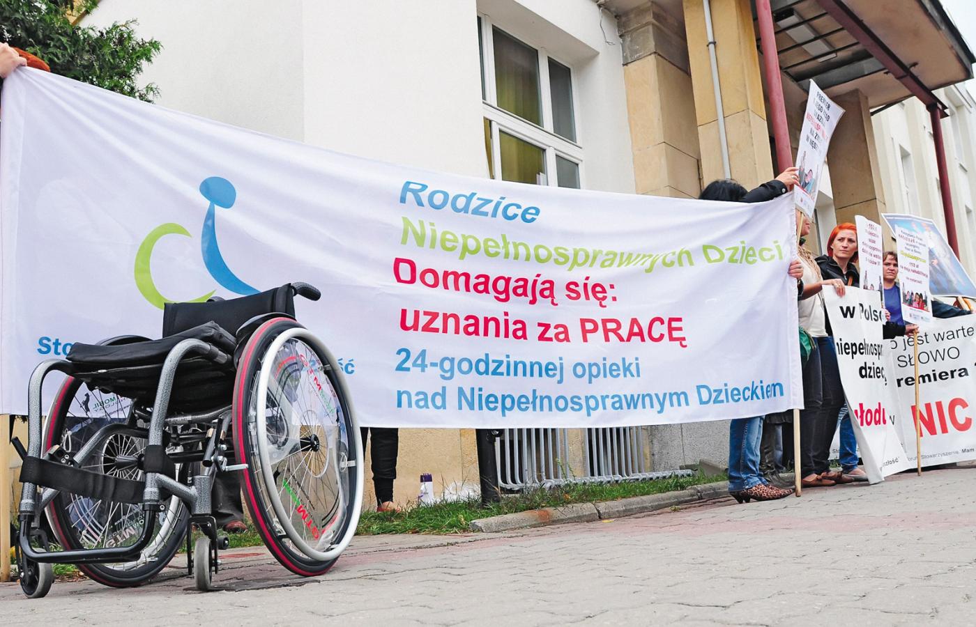 Toruński protest rodziców dzieci niepełnosprawnych (wrzesień 2012 r.), m.in. w sprawie niskich świadczeń pielęgnacyjnych.