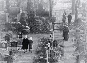 Berliński cmentarz przy Bernauer Strasse podzielony granicą – wyznaczał ją początkowo tylko płot pilnowany przez pograniczników, jesień 1961 r.