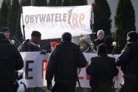 Jeden z mniejszych transparentów Obywateli RP z cieniami liter układającymi się w rozmaite symbole.