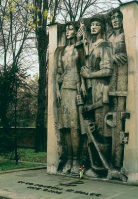 Cmentarz Rakowicki. Rzeźba Ryszarda Szczypczyńskiego – pomnik partyzantów poległych w okręgu krakowskim.