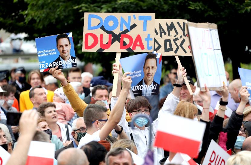 Przeciwnicy Andrzeja Dudy na wiecu kandydata PiS w Łukowie