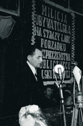 Stanisław Radkiewicz, organizator resortu i minister bezpieczeństwa publicznego - na uroczystej akademii w klubie MBP z okazji czwartej rocznicy istnienia Milicji Obywatelskiej. Warszawa, 9 października 1948 r.