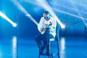 Śpiewa Jan Emil Młynarski, nominowany w tym roku do Paszportów POLITYKI w kategorii Muzyka popularna.