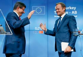 Ahmet Davutoğlu, wówczas premier, i Donald Tusk, przewodniczący Rady Europejskiej, na konferencji w Brukseli, 29 listopada 2015 r.