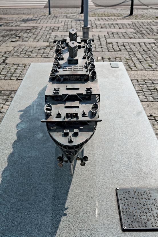 Makieta Statku M/s „Batory” na nabrzeżu przy Muzeum Emigracji.