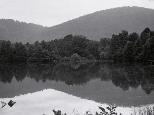 Hazel Larsen Archer, „Jezioro Eden i Mae West”, praca artysty z czasów nauki w Black Mountain College, późne lata 40. – wczesne lata 50. To tu zaczęła się nowoczesna amerykańska sztuka.