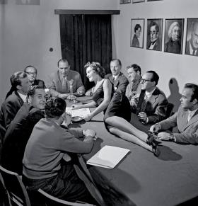 Warszawa, 1958 r. Zespół redakcji „Szpilek” z Hanną Tycówną, wicemiss Warszawy.