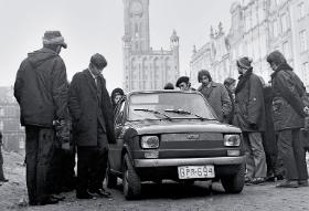 Fiat 126p na Długim Targu w Gdańsku, marzenie Polaków.