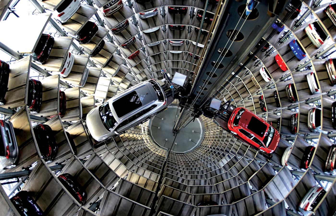 Fabryczny magazyn nowych samochodów Volkswagena w Wolfsburgu.